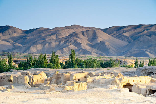 유적지, 사막, 나무와 산의 - turpan 뉴스 사진 이미지