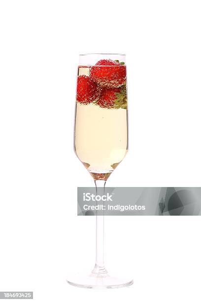 Glas Sekt Und Erdbeeren Stockfoto und mehr Bilder von Dessert - Dessert, Eingießen, Einzelner Gegenstand