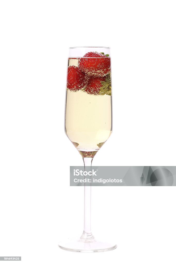Copa de vino espumoso y fresas. - Foto de stock de Alimento libre de derechos