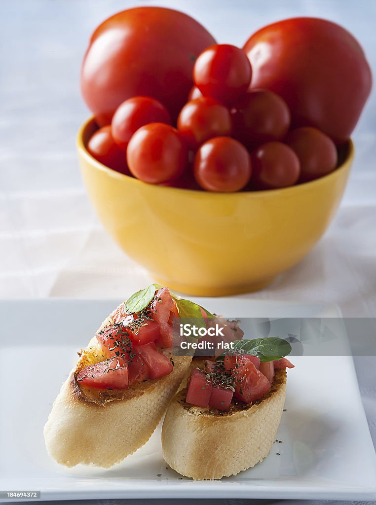 Savoureux bruschetta sur la plaque-image - Photo de Ail - Légume à bulbe libre de droits