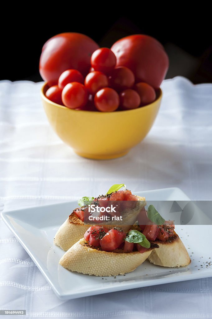 bruschetta saborosas na mesa-imagem stock - Foto de stock de Alho royalty-free