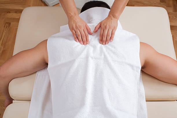 Shiatsu Massagem nas costas sobre Toalha - fotografia de stock