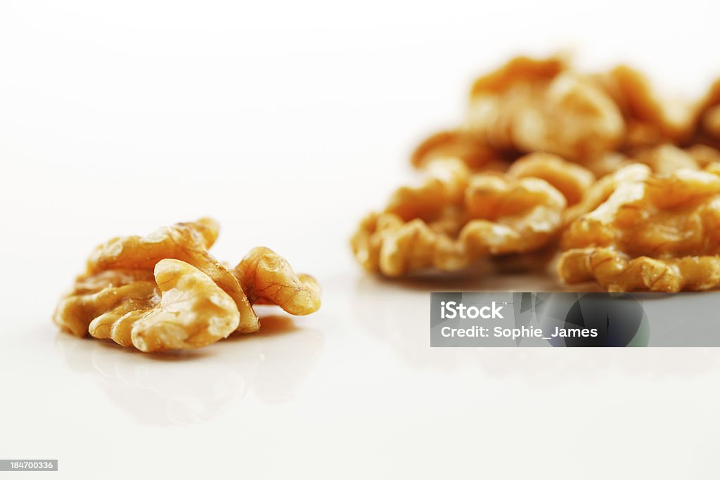 Грецкий орех семена на белом фоне - Стоковые фото Батон роялти-фри