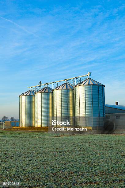 Feldharvest Mit Silo Stockfoto und mehr Bilder von Agrarbetrieb - Agrarbetrieb, Außenaufnahme von Gebäuden, Bauwerk