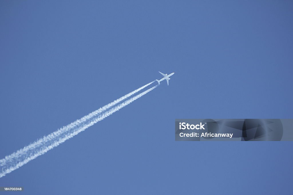 Blue Sky & 인명별 응축 Trail of 항공기 - 로열티 프리 거리가 먼 스톡 사진