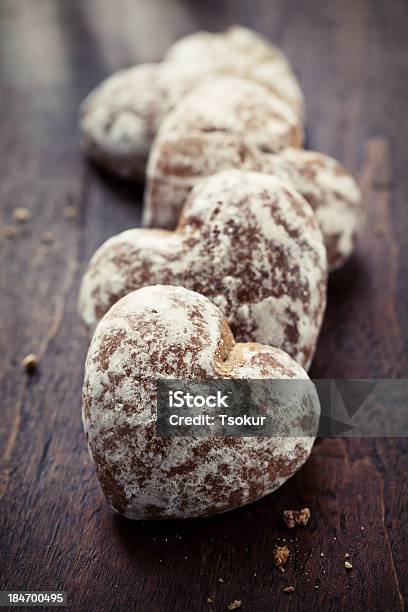 En Forma De Corazón De Jengibre Foto de stock y más banco de imágenes de Al horno - Al horno, Alcorza, Alimento