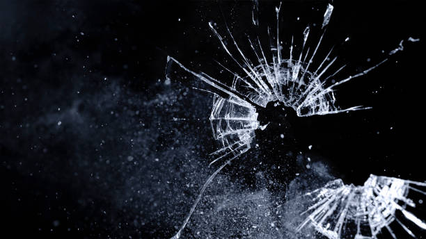 close-up do buraco da bala no vidro - bullet hole hole glass destruction - fotografias e filmes do acervo