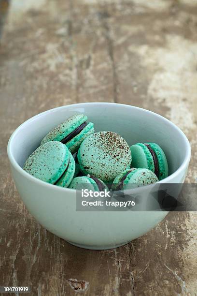 Choc Mint Macarons En Un Tazón Foto de stock y más banco de imágenes de Al horno - Al horno, Alimento, Azúcar