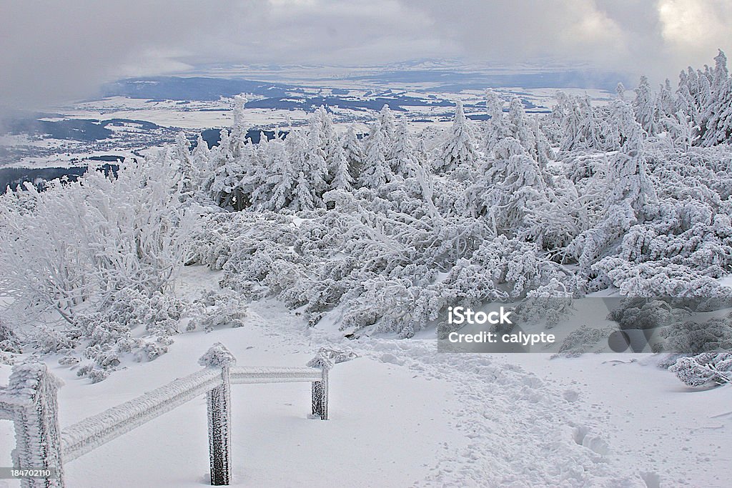 Frozen trail parapeito em montanhas cobertas de neve. - Foto de stock de Aventura royalty-free