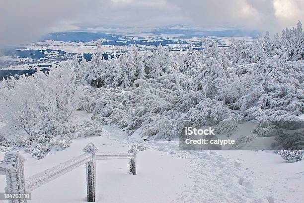 Foto de Frozen Trail Parapeito Em Montanhas Cobertas De Neve e mais fotos de stock de Aventura
