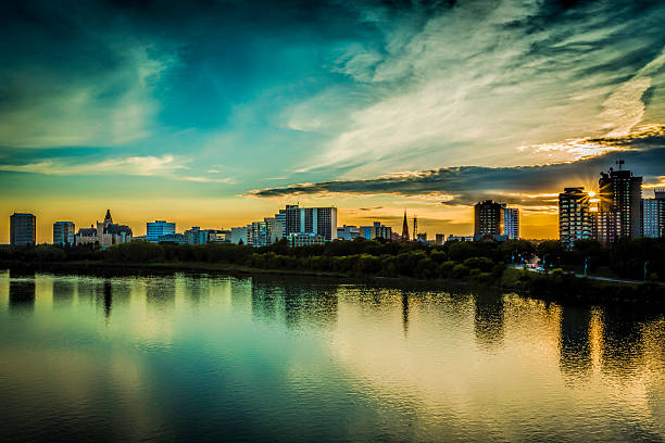 saskatoon die skyline - bessborough stock-fotos und bilder