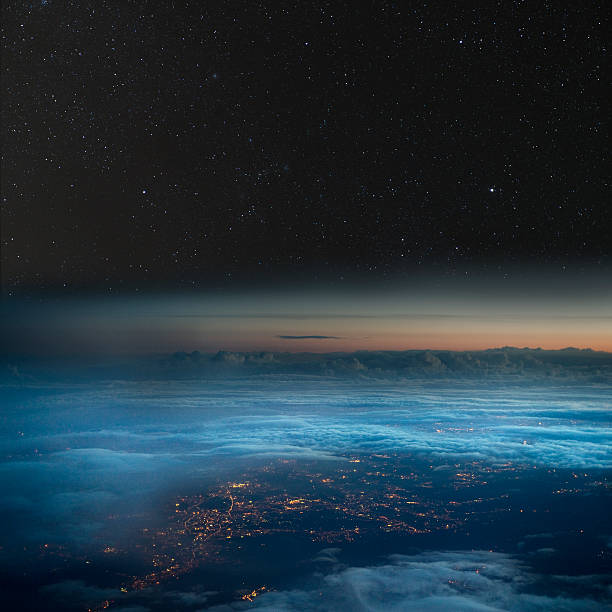 высотная вид на земле на ночь. - stratosphere стоковые фото и изображени�я