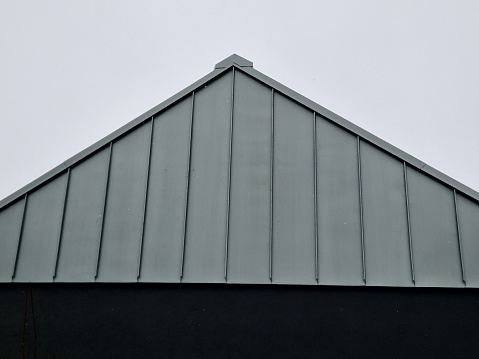 cladding of the roof and perimeter with sheet metal, protects against destruction by wind with strong folded joints even around the perimeter of a house with a flat roof, triangle , vertical