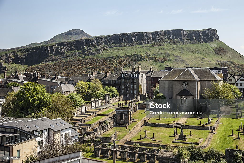 Canongate Kirk et Salisbury Crags, à Édimbourg, Écosse - Photo de Édimbourg libre de droits