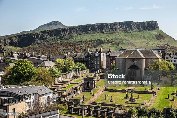 Photo libre de droit de Canongate Kirk Et Salisbury Crags À Édimbourg Écosse banque d'images et plus d'images libres de droit de Édimbourg