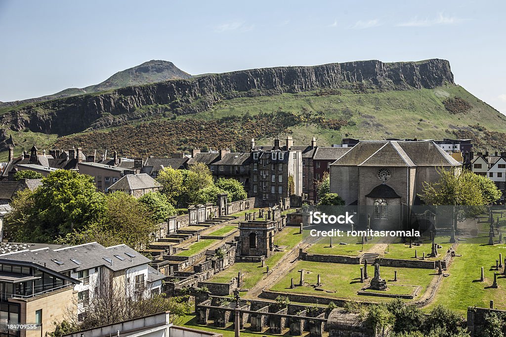 Canongate Kirk e Salisbury rochedos, Edimburgo, Escócia - Foto de stock de Edimburgo royalty-free