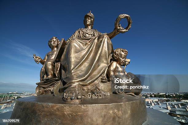 Große Bronzestatue Umgeben Von Geniuses Of Arts Stockfoto und mehr Bilder von Minerva - Minerva, 1885, Architektur