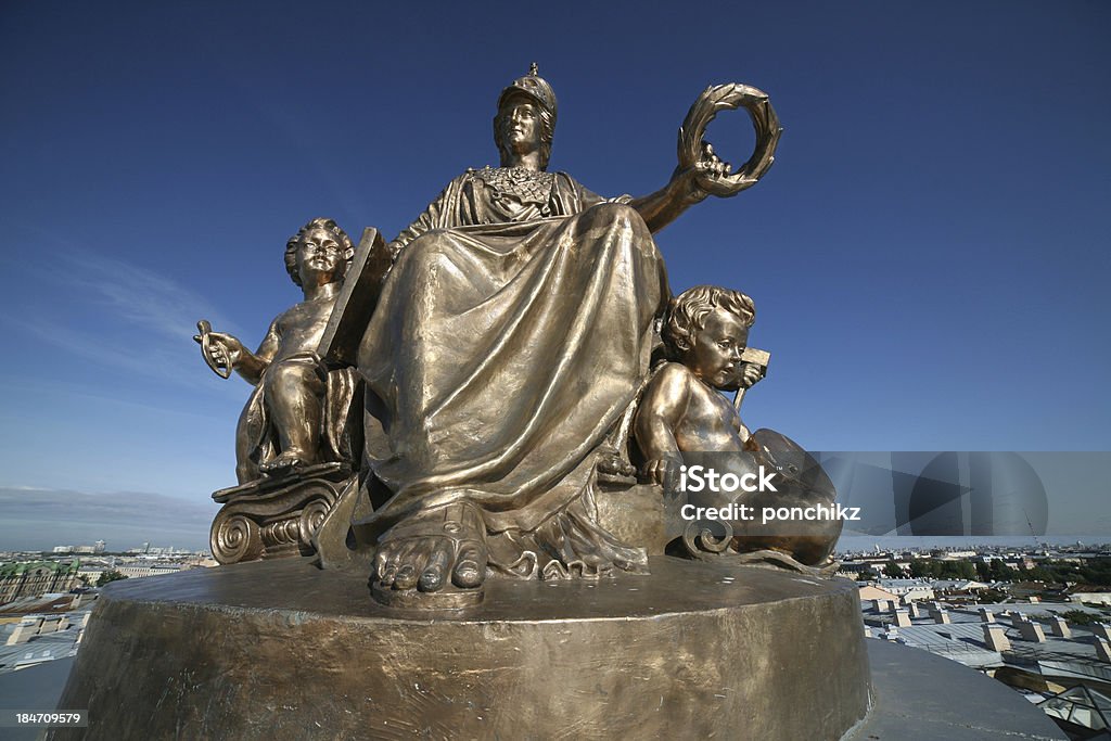 Grande Estátua de bronze rodeada por geniuses de Artes - Royalty-free Minerva Foto de stock