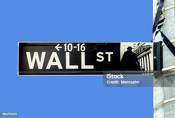 Streetsign De Wall Street Em Nova Iorque - Fotografias de stock e mais imagens de NASDAQ - NASDAQ, Torre - Estrutura construída, Sinal de Estrada