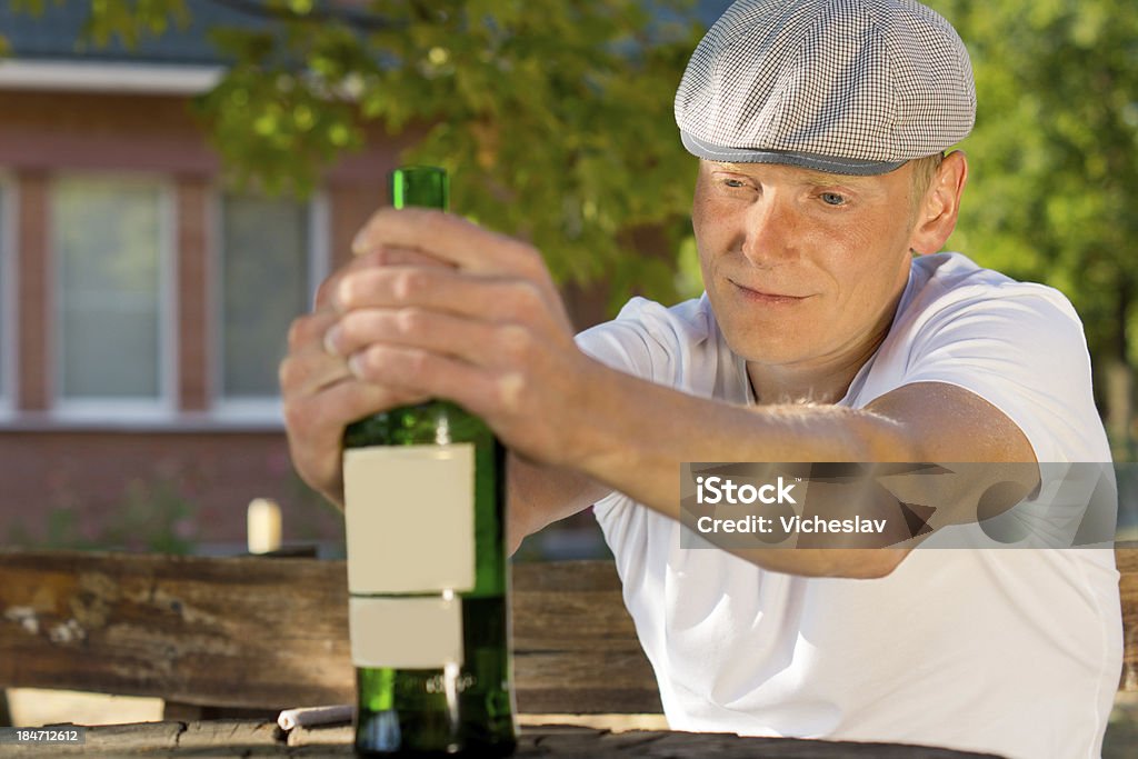 Alkoholische Mann Gefühl dizzy sitzt auf einem Tisch - Lizenzfrei Abhängigkeit Stock-Foto
