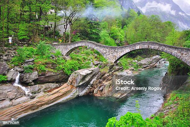 Vogorno のローマ橋 - かすみのストックフォトや画像を多数ご用意 - かすみ, スイス, スイスアルプス