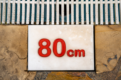 80 cm deeply sign at swimming pool side.