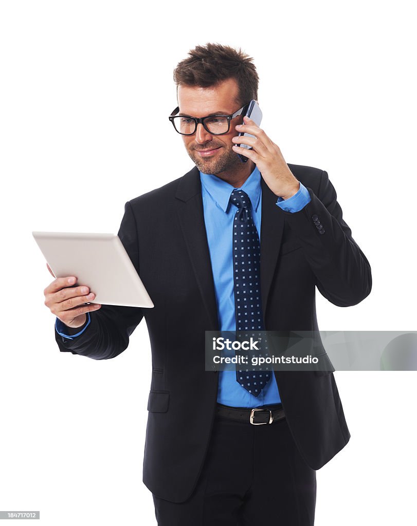 Hombre de negocios trabajando en tableta y teléfono móvil - Foto de stock de Accesorio para ojos libre de derechos