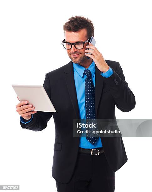 Hombre De Negocios Trabajando En Tableta Y Teléfono Móvil Foto de stock y más banco de imágenes de Accesorio para ojos