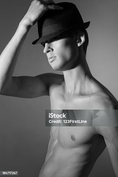 Elegante Jovem No Boné Preto E Branco Retrato - Fotografias de stock e mais imagens de Adulto - Adulto, Antecipação, Aspiração