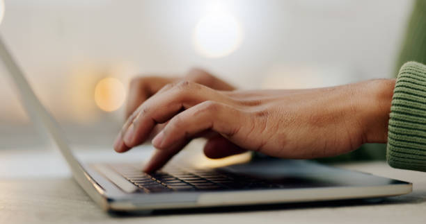 Closeup, hands and typing on a laptop keyboard for communication, online business or website. Zoom, table and a worker with a computer for internet, search or working on a pc for remote work or chat primer plano, manos y escritura en el teclado de una computadora portátil para la comunicación, el negocio en línea o el sitio web. zoom, mesa y un trabajador con una computadora para internet, buscar o trabajar en una pc para trabajo remoto o chat