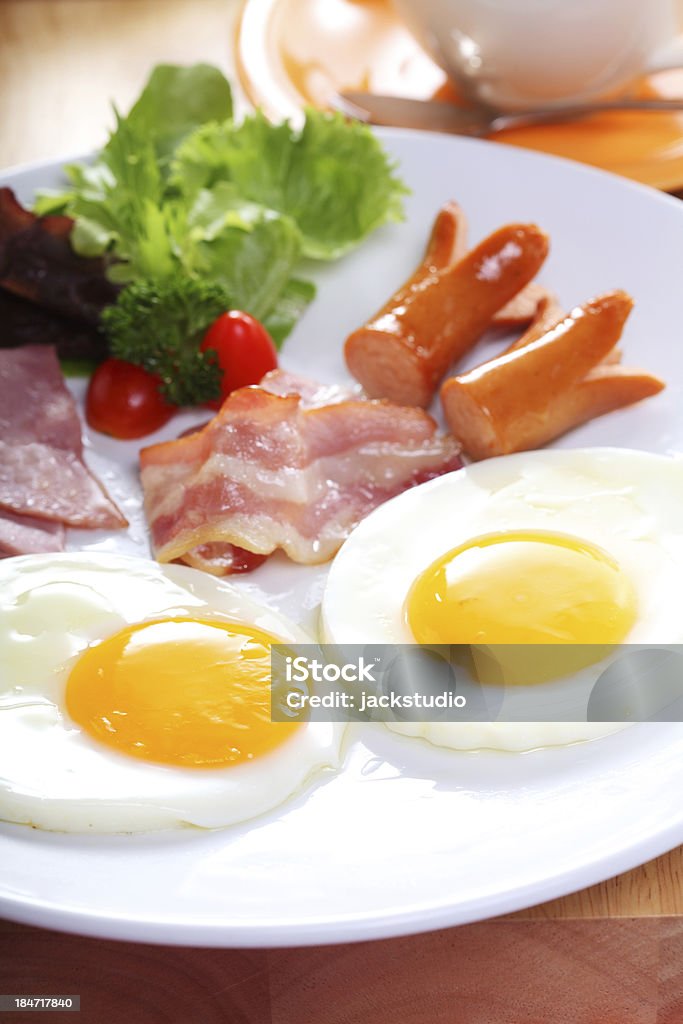 Завтрак с яйцо, ветчина, бекон, сосиска и овощи - Стоковые фото Без людей роялти-фри