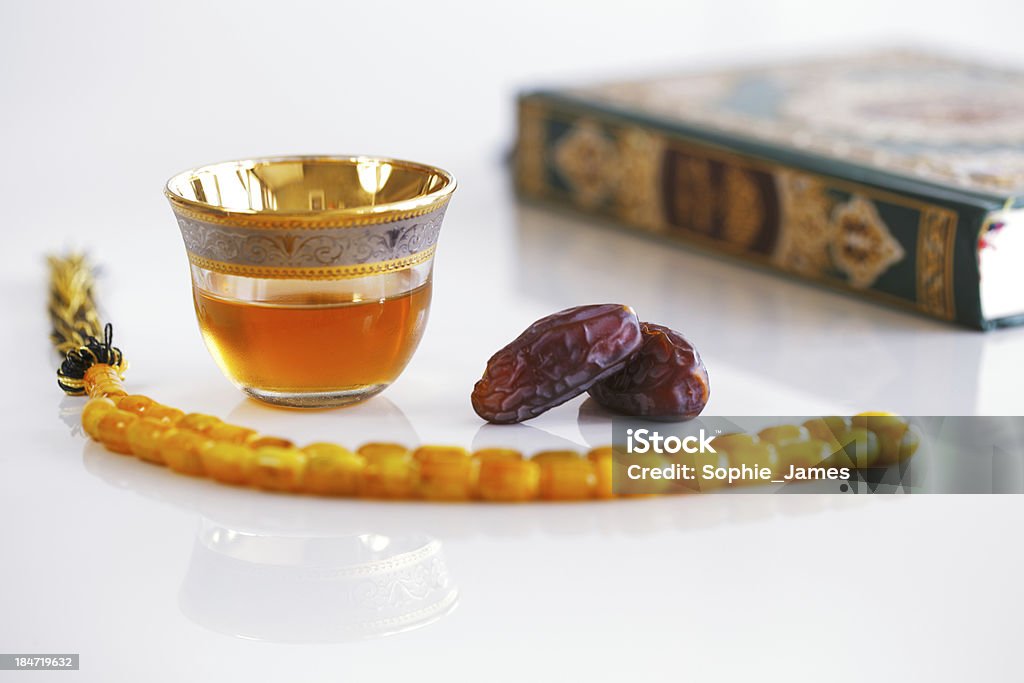 Masbaha, Quran, té árabe y seca fechas - Foto de stock de Alimento libre de derechos