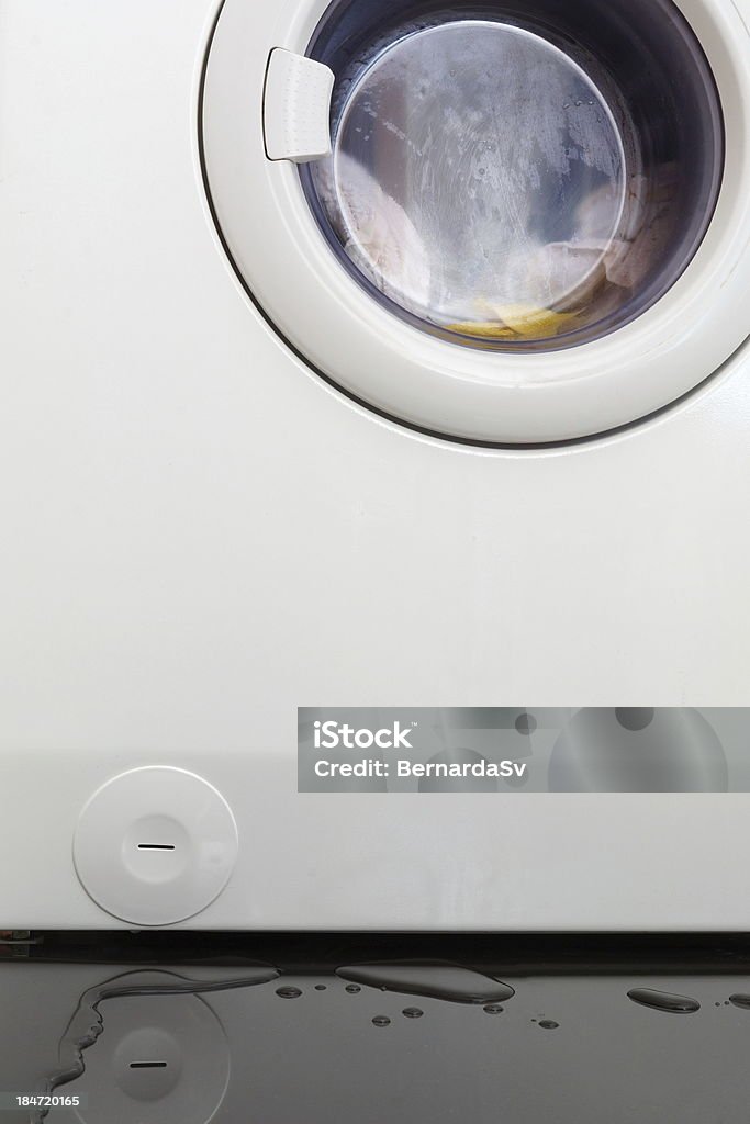 洪水から故障洗濯機 - 食器洗浄機のロイヤリティフリーストックフォト