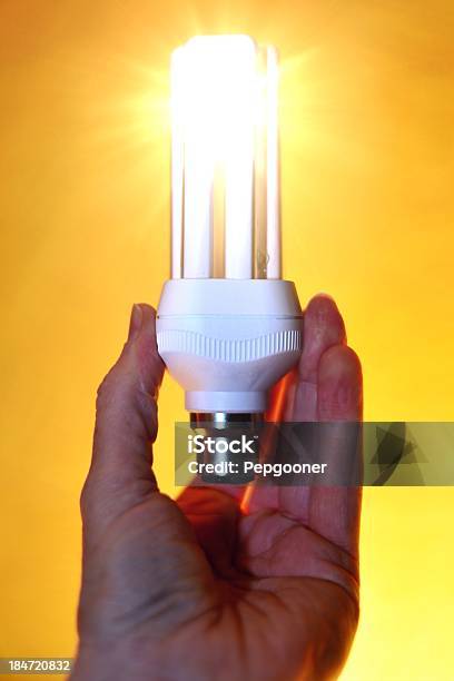 Energiesparende Glühbirne Beleuchtet 1 Stockfoto und mehr Bilder von Beleuchtet - Beleuchtet, Elektrische Lampe, Elektrizität