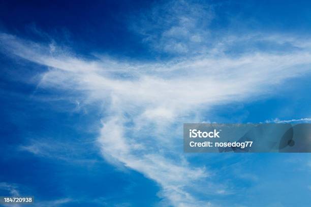 Blauer Himmel Und Weiße Wolken Stockfoto und mehr Bilder von Abstrakt - Abstrakt, Bedeckter Himmel, Biegung