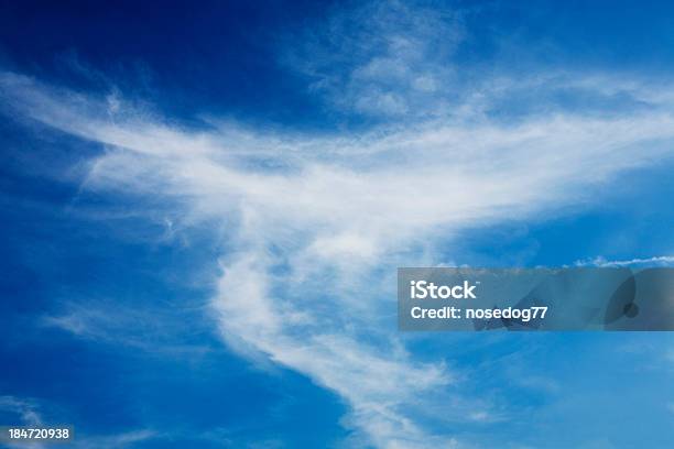Cielo Blu E Nuvole Bianche - Fotografie stock e altre immagini di Ambientazione esterna - Ambientazione esterna, Ambientazione tranquilla, Astratto