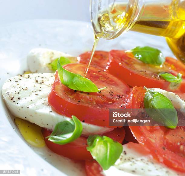 Nalewać Oliwy Z Oliwek Na Pomidory Mozzarella - zdjęcia stockowe i więcej obrazów Bazylia - Bazylia, Bez ludzi, Deszcz