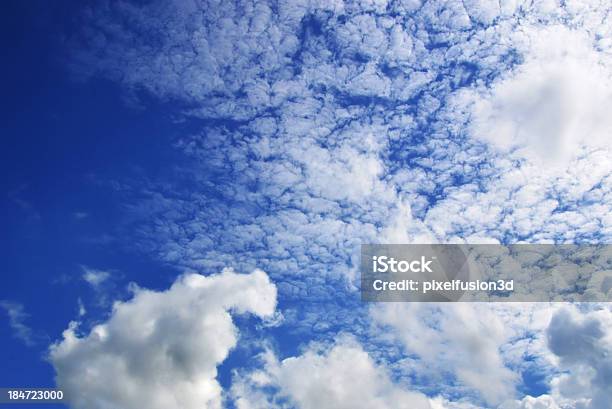 Paisagem Com Nuvens - Fotografias de stock e mais imagens de Azul - Azul, Beleza natural, Branco