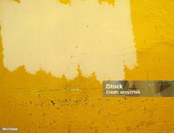 Foto de Inacabado Pintura De Uma Parede Amarela e mais fotos de stock de Amarelo - Amarelo, Aprimoramento, Armação de Construção