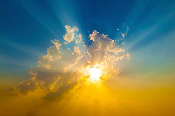 puesta de sol con los rayos de sol - god light shiny photographic effects fotografías e imágenes de stock