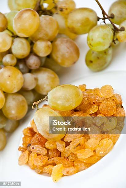 Winogrona Świeże Lub Suszone - zdjęcia stockowe i więcej obrazów Bez ludzi - Bez ludzi, Białe winogrono, Biały