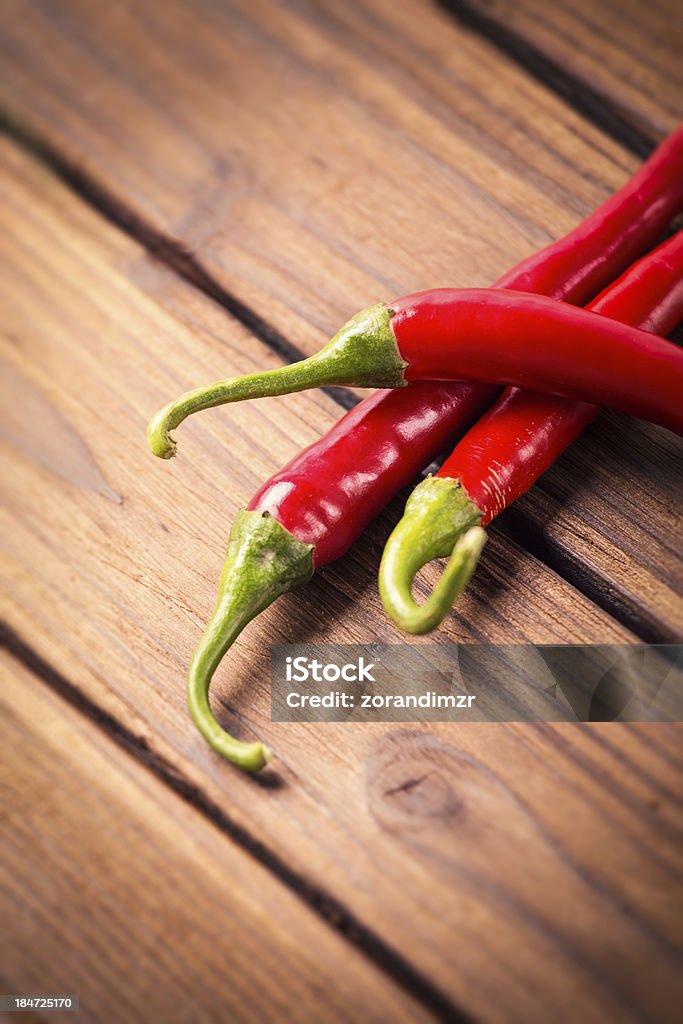 Certains chili peppers sur une table - Photo de Aliment libre de droits