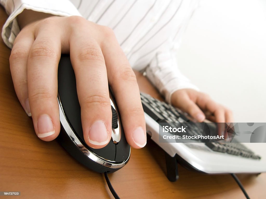 Femme à l'aide de l'ordinateur clavier et une souris - Photo de Adulte libre de droits