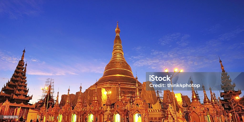 Золотая Пагода Шведагон в сумерках, Yangon, Myanmar - Стоковые фото Азия роялти-фри