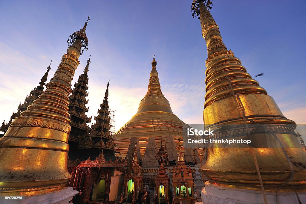 夕暮れの Shwedagon ゴールドの塔、ヤンゴン、ミャンマー - アジア大陸のロイヤリティフリーストックフォト