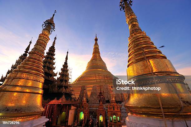 夕暮れの Shwedagon ゴールドの塔ヤンゴンミャンマー - アジア大陸のストックフォトや画像を多数ご用意 - アジア大陸, カラフル, シャン州