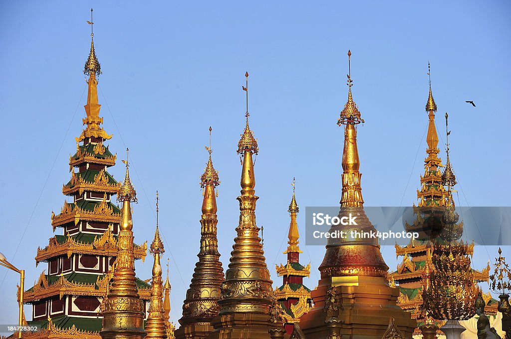 golden Shwedagon pagoda Yangon en crepúsculo,, Myanmar - Foto de stock de Amanecer libre de derechos