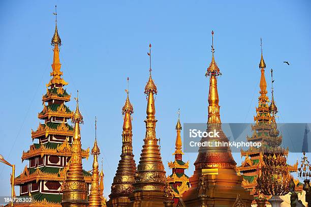 Golden Shwedagon Pagoda Yangon En Crepúsculo Myanmar Foto de stock y más banco de imágenes de Amanecer