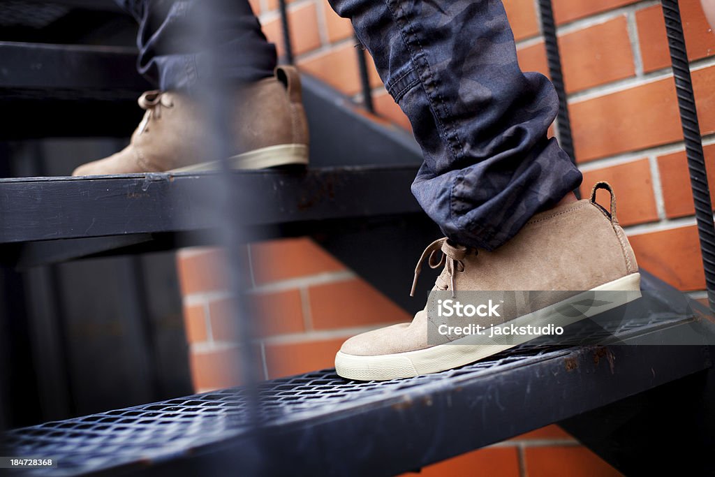 Две ноги вверх по лестнице - Стоковые фото Активный образ жизни роялти-фри