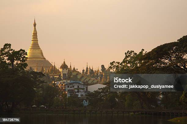 Shwedagon Pagode In Myanmar Stockfoto und mehr Bilder von Abenteuer - Abenteuer, Architektur, Asien